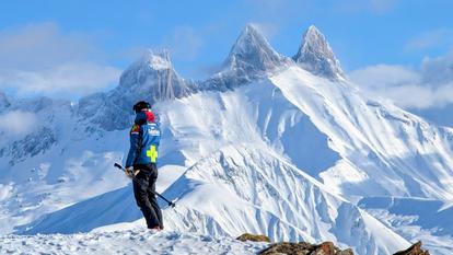 Un pisteur artificier des Sybelles face aux Aiguilles d’Arves (Savoie).