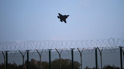 Un avion quitte la RAF Akrotiri, une base souveraine britannique à Chypre, frappée par un drone pendant la nuit, causant des dégâts limités, le 2 mars 2026.