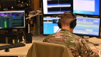Un opérateur du centre de guerre électronique.