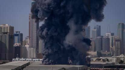 Un épais nuage de fumée noire dans la zone industrielle de Sharjah City aux Émirats arabes unis.