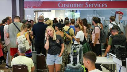 Des passagers bloqués à l’aéroport de Bali après que les vols vers Doha, Dubaï et Abou Dhabi ont été annulés, le 1er mars 2026.
