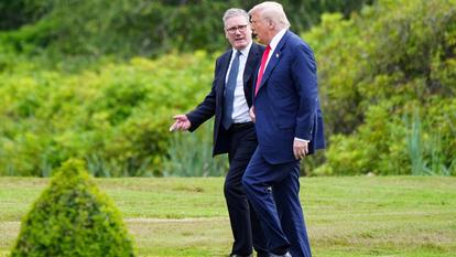 En juillet 2025, Keir Starmer accompagne Donald Trump lors d’un déplacement au Trump International Golf Links, à Aberdeen, en Écosse.