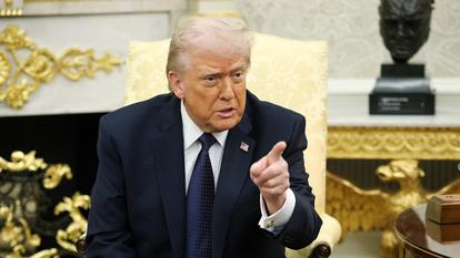 Donald Trump répond aux questions des médias, dans le Bureau ovale de la Maison-Blanche, le 3 mars, à Washington.