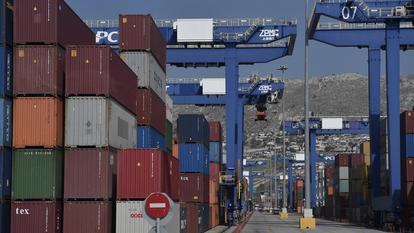 Au port du Pirée, en Grèce, les douanes ont saisi en 2025 2435 containers de biens Chinois importés mais jamais déclarés.