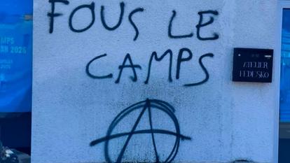 L’un des tags retrouvé sur les murs de la permanence de Xavier Camps.