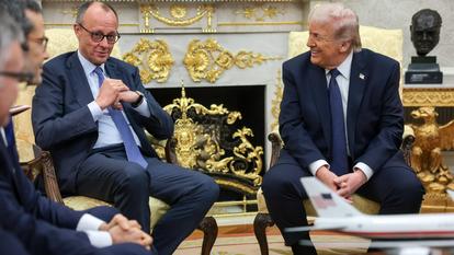 Après un échange dans le Bureau ovale, Friedrich Merz et Donald Trump doivent déjeuner ensemble.