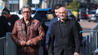 Christophe Ellul s’entretient avec son avocat Alexandre Novion à leur arrivée au tribunal de Soissons, dans le nord de la France, le 3 mars 2026, lors de l’ouverture de son procès pour le meurtre de sa femme Elisa Pilarski, tuée par son chien en 2019.