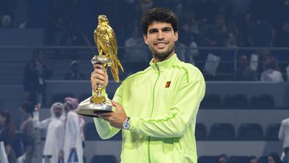 Carlos Alcaraz remporte son deuxième trophée de 2026 à Doha (Qatar).
