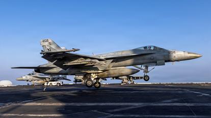 Un F/A-18E Super Hornet, rattaché l’Escadron de Chasse et de Frappe (VFA) 14, effectue un atterrissage arrêté sur le pont d’envol du porte-avions classe Nimitz USS Abraham Lincoln en soutien à l’Opération Epic Fury, le 2 mars 2026.