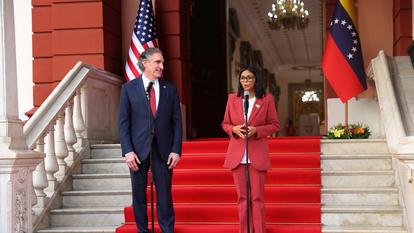 La présidente intérimaire du Venezuela, Delcy Rodriguez, fait une déclaration alors qu’elle se tient aux côtés du secrétaire à l’Intérieur américain, Doug Burgum, au Palais de Miraflores, à Caracas, le 4 mars 2026.