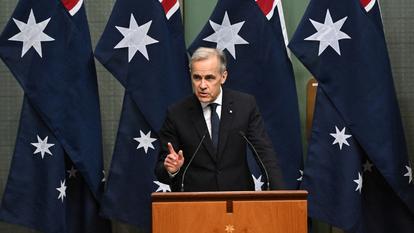 Le premier ministre canadien Mark Carney prononce un discours devant les membres et sénateurs de la Chambre des représentants à la Maison du Parlement australien, à Canberra, le 5 mars 2026.