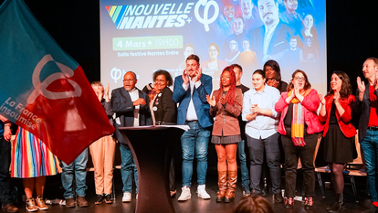 William Aucant (au centre) entouré de ses colisitiers de la campagne pour les municipales, au meeting de La France insoumise à Nantes (Loire-Atlantique), le 4 mars 2026.