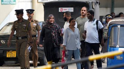 Des marins iraniens blessés se rendent dans l’enceinte de l’hôpital national après l’attaque sous-marine contre le navire militaire iranien IRIS Dena.