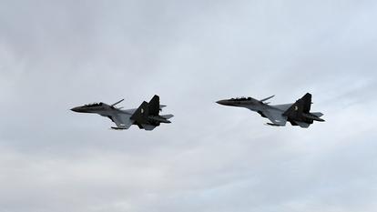 Une photo mise à disposition par le ministère algérien de la Défense nationale le 30 avril 2019 montre deux chasseurs Sukhoi Su-30 participant à des manœuvres dans un lieu tenu secret en Algérie (Illustration).