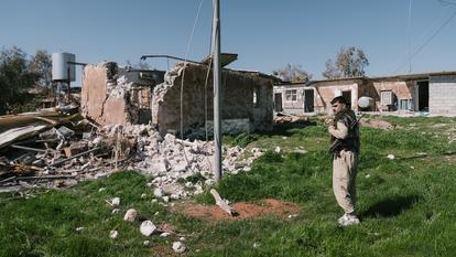 Mohammed, l’un des pechmergas qui protègent le camp d’Azadi, près de la ville de Koya (Kurdistan irakien), se dirige vers l’endroit où trois drones lancés par l’Iran se sont écrasés, mardi 3 mars.