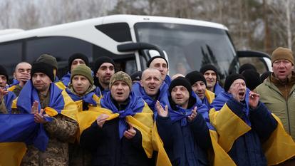 Des prisonniers de guerre ukrainiens sont vus après un échange, au milieu de l’attaque de la Russie contre l’Ukraine, le 5 mars 2026.