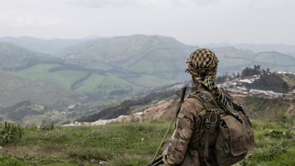 Un soldat du M23 surveille le site minier de Rubaya.