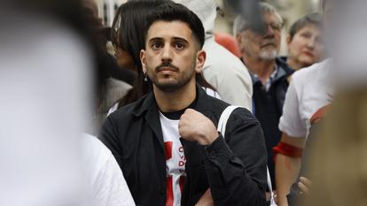 Lyes Louffok à un rassemblement d’anciens enfants placés en famille d’accueil, près de l’Assemblée nationale à Paris, le 7 mai 2024.
