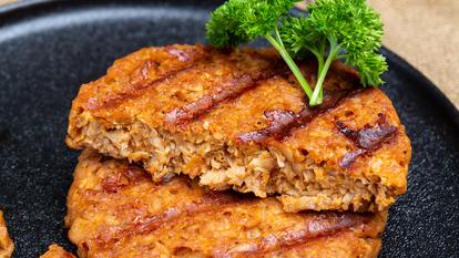 Des élus de droite et la filière viande souhaitaient l’interdiction des termes comme steak, burger ou saucisse pour des produits végétariens au nom de la défense des éleveurs.