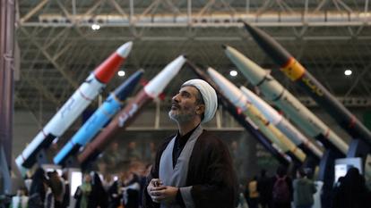 Un clerc iranien visite le musée des forces aériennes du Corps des gardiens de la révolution islamique (IRGC) à Téhéran, en Iran, le 12 novembre 2025.