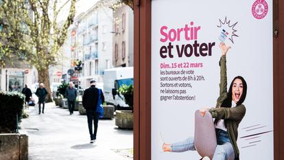 Un panneau d’affichage à Grenoble contre l’abstention aux élections municipales.