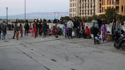 À Beyrouth, des personnes évacuées des banlieues sud de Beyrouth après l’avertissement de l’armée israélienne, se rassemblent à la Place des Martyrs.