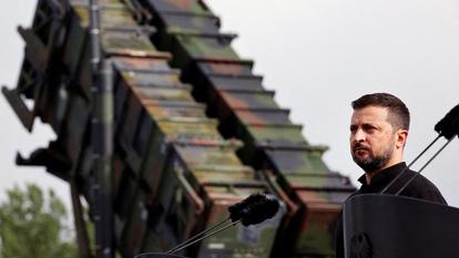 Le président ukrainien Volodymyr Zelensky lors d’une visite dans une zone d’entraînement militaire en juin 2024.