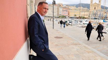 Gilles Simeoni posant à Bastia le 26 février 2026.