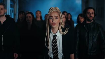 Monroe dans le clip de la chanson Regarde !