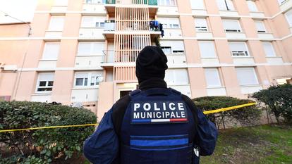 Un policier municipal lors d’une opération dans le quartier Villeneuve, en 2022, à Fréjus.