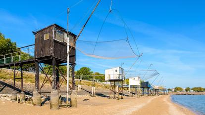 Des pêcheries alignées sur une plage de Saint-Nazaire (Loire-Atlantique).