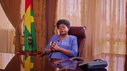 Suzanne Traoré (Georgette Paré), femmes d’affaires de 55 ans, emporte haut la main les élections présidentielles burkinabées.