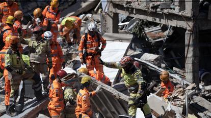 Les pompiers de Minas Gerais interviennent dans une maison de retraite effondrée à Belo Horizonte jeudi.