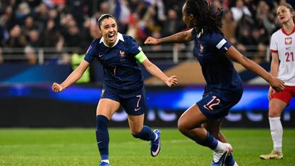 La joie de Sakina Karchaoui et Marie-Antoinette Katoto.