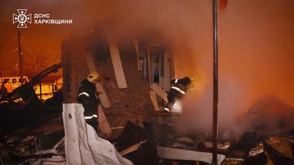 des pompiers sur le site d’une attaque de drones et de missiles russes, dans la région de Kharkiv, dans cette capture d’écran tirée d’une vidéo fournie le 26 février 2026.