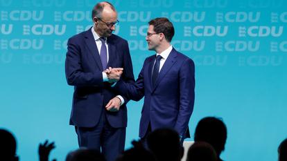 Le chancelier Friedrich Merz est venu soutenir Manuel Hagel, le candidat de son parti aux élections régionales du Bade-Wurtemberg, le 6 mars à Ravensburg.