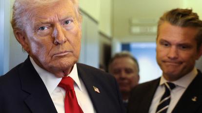 Donald Trump, accompagné du secrétaire à la Défense Pete Hegseth, s’adresse aux journalistes à bord d’Air Force One, le 7 mars 2026.
