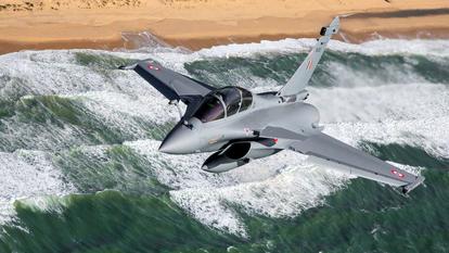 Les ventes de matériels militaires français ont été dynamisées par les succès de l’avion de combat Rafale à l’international (ici, un appareil des forces armées indiennes).