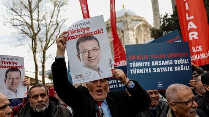 Les membres du principal parti d’opposition de Turquie, le Parti populaire républicain (CHP), tiennent une affiche du maire d’Istanbul, Ekrem Imamoglu, emprisonné alors qu’ils se rassemblent près du pont des Martyrs du 15 juillet lors d’une manifestation à Istanbul, en Turquie, le 17 février 2026.