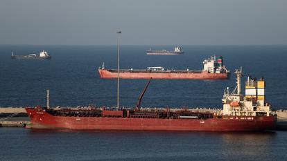 Le pétrolier Luojiashan au mouillage au large de Mascate, samedi, dans le détroit d’Ormuz, bloqué par l’Iran.