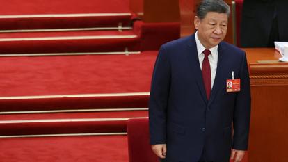 Le président chinois Xi Jinping arrive pour la session d’ouverture du Congrès national du peuple (CNP) au Grand Hall du peuple à Pékin, en Chine, le 5 mars 2026.