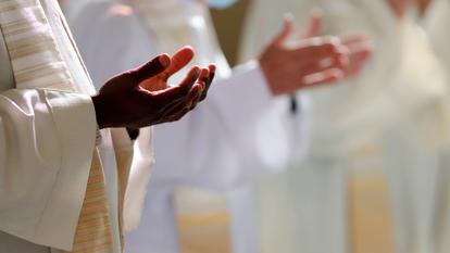 Le prêtre a plus tard succombé à ses blessures, a affirmé une source médicale.