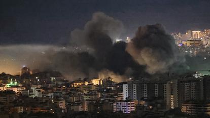 De la fumée s’élève du site d’une frappe aérienne israélienne qui a visé le quartier de Haret Hreik, dans la banlieue sud de Beyrouth, le 5 mars 2026.