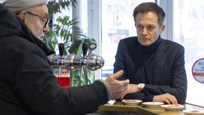 Pierre-Yves Bournazel, candidat Horizons-Renaissance à Paris, en campagne dans un café du 18e arrondissement de la capitale, le 10 décembre 2025.
