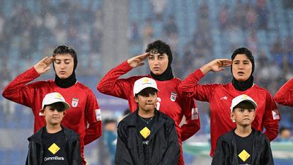 Les joueuses iraniennes rendent hommage pendant leur hymne national lors du match de groupe A de la Coupe d’Asie féminine entre l’Iran et les Philippines en Australie, le 8 mars 2026.