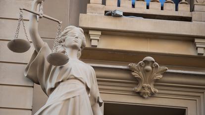 Le suspect a notamment été inculpé de trois chefs d’accusation de meurtre et de trois chefs d’accusation de torture, selon le communiqué de la police.