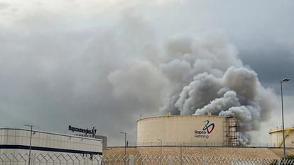 De la fumée s’élève à la suite d’une frappe sur la raffinerie de pétrole Bapco, à Bahreïn, le 9 mars 2026.