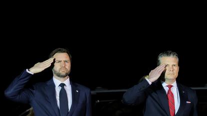 Le vice-président américain JD Vance et le ministre de la Défense Pete Hegseth saluent le cercueil du sergent de l’armée américaine Benjamin Pennington, décédé le 8 mars des suites de blessures subies lors d’une attaque le 1er mars à la base aérienne Prince Sultan en Arabie saoudite, à la base aérienne de Dover dans le Delaware, le 9 mars 2026.