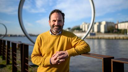 Foulques Chombart de Lauwe, candidat de la droite et du centre aux municipales, devant les anneaux de Buren sur l’île de Nantes.