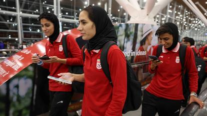 Des membres de l’équipe nationale féminine de football d’Iran arrivent au Terminal de l’aéroport international de Kuala Lumpur après avoir assisté à un match du groupe A de la Coupe d’Asie féminine de l’AFC en Australie.